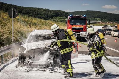 Gruibingen: PKW brennt auf der A8 voellig aus